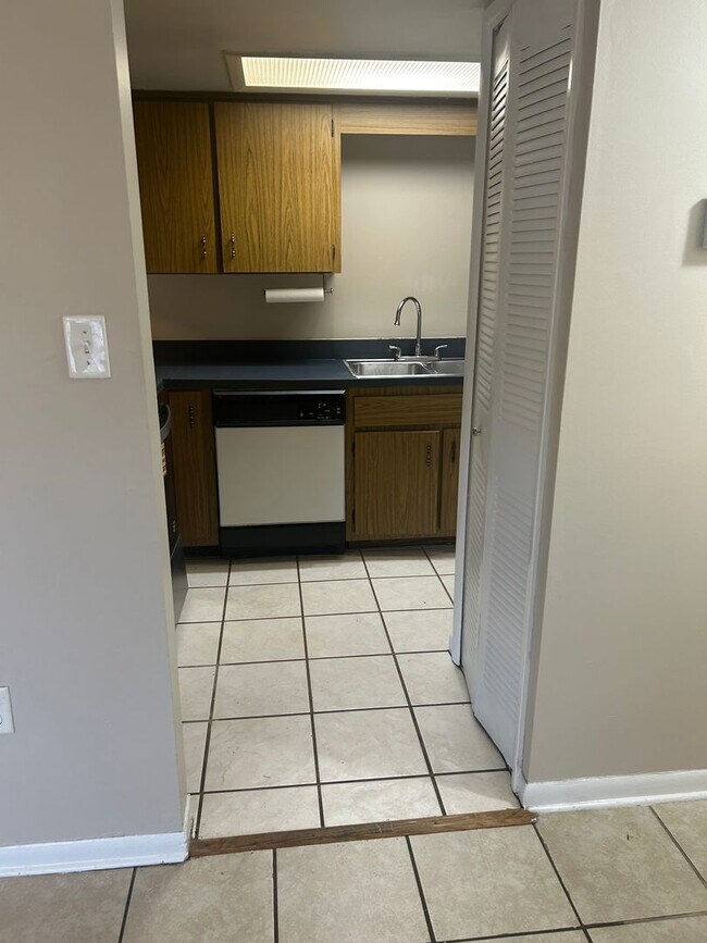 Building Photo - Gated Community First Floor 1/1.5 Apartmen...