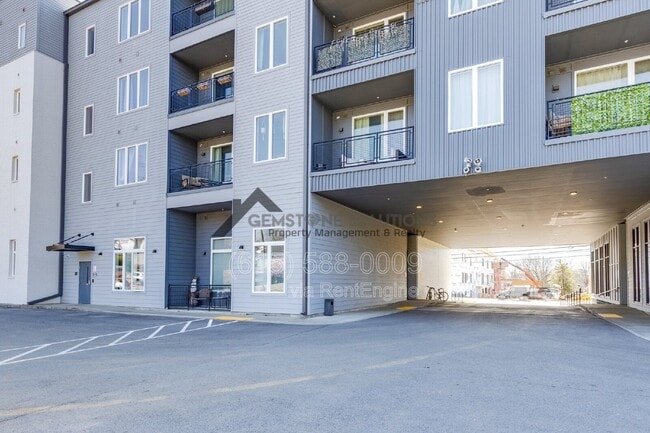 Building Photo - 1041 E Trinity Ln