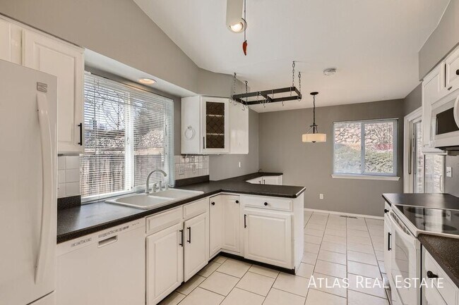 Foto del edificio - Spacious 3-Bedroom Home in Centennial Avai...