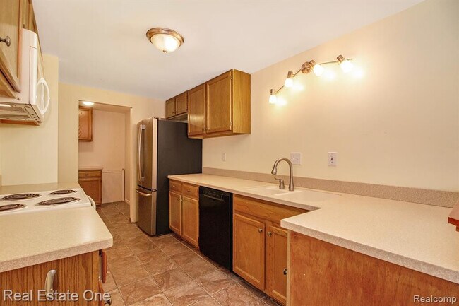 Building Photo - 890 Twin Towers