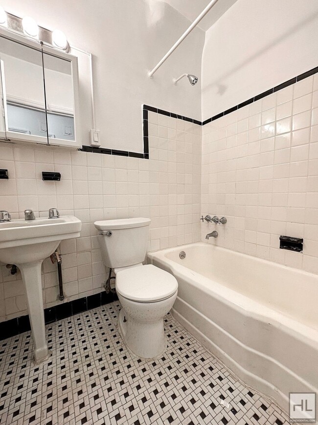 Building Photo - NO FEE Studio on Upper East Side! Won't St...