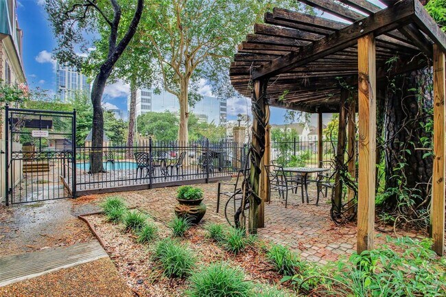 Foto del edificio - 4515 Briar Hollow Pl