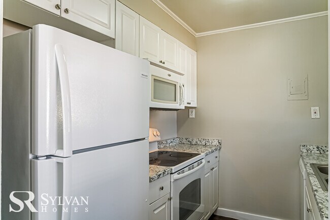 Building Photo - Sweet 3BR 1BA home ready for new residents