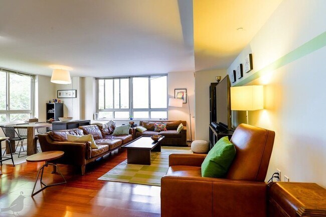 Foto del edificio - 355 I St SW