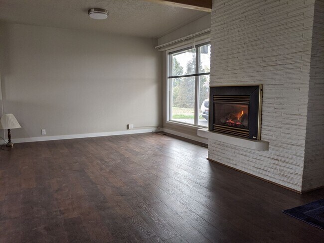 Building Photo - Beautifully updated 3 bedroom Orchards house