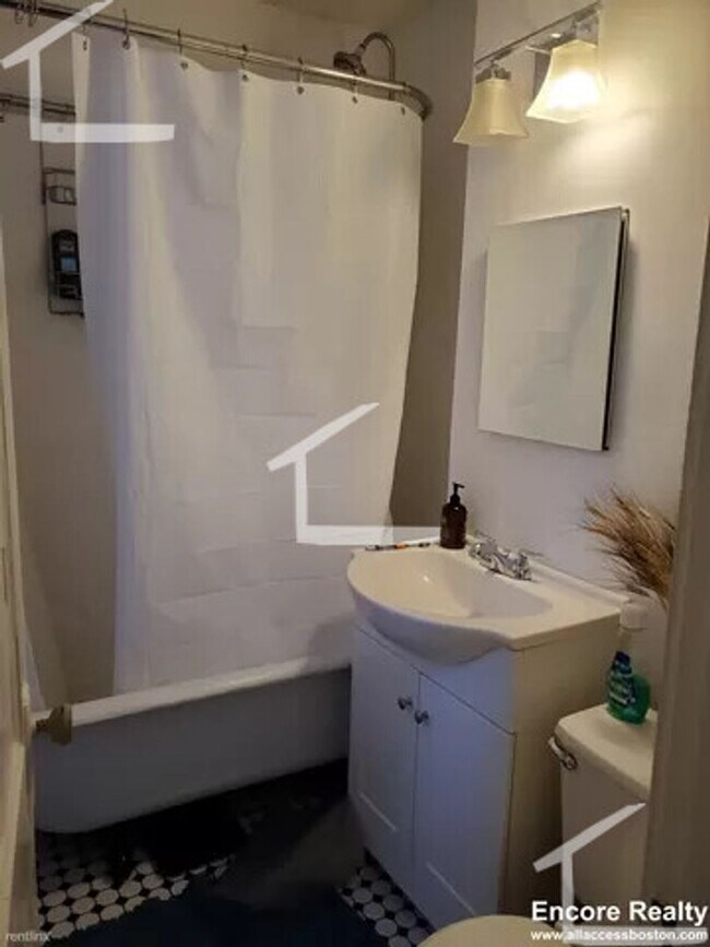 Building Photo - 9/1 Charming 1BR with balcony, heat inc on...