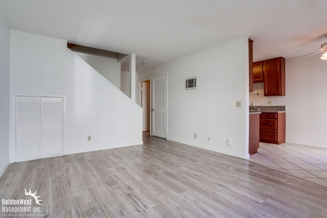 Foto del edificio - Charming 2Bdm 1Ba Condo with Modern Upgrades in Lakeside!