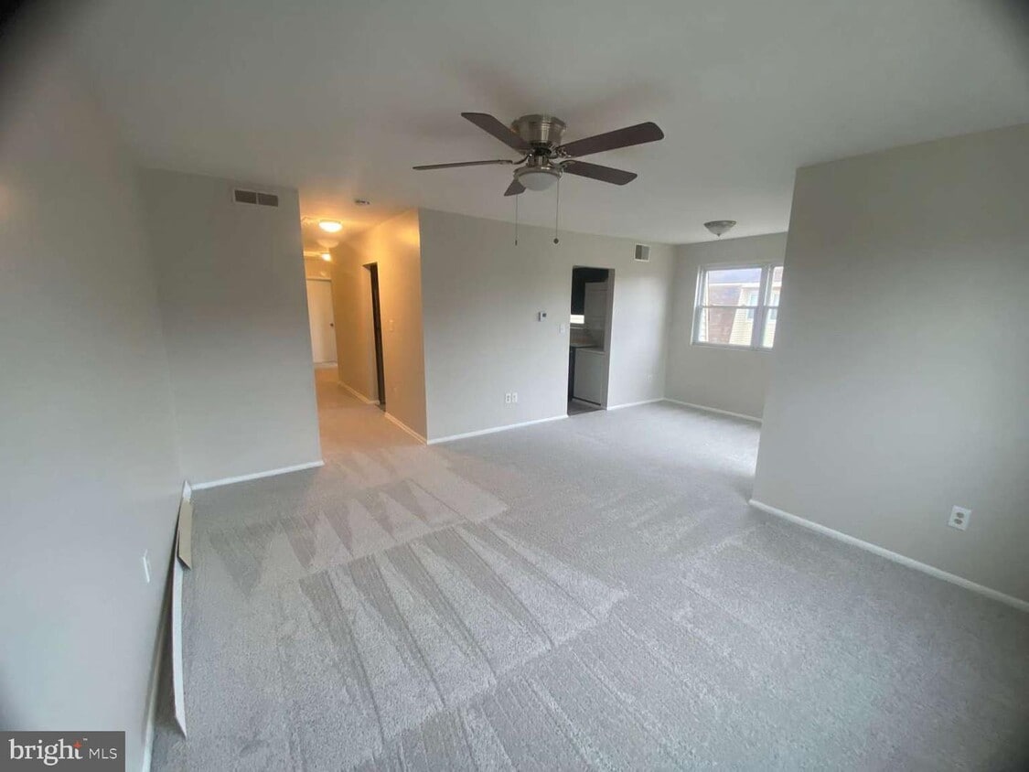 5 Florence Tollgate Plz Unit 5, Florence, NJ 08518 Condo for Rent in Florence, NJ