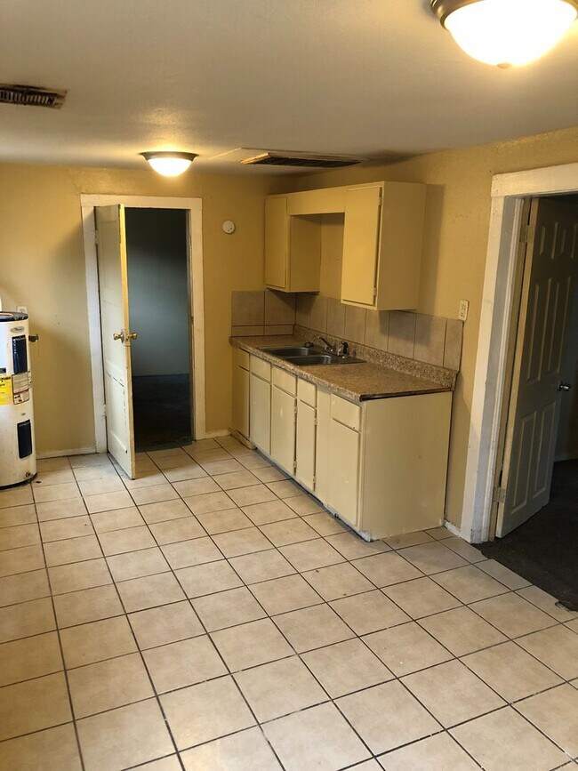 Building Photo - Special!! Low Deposit!!