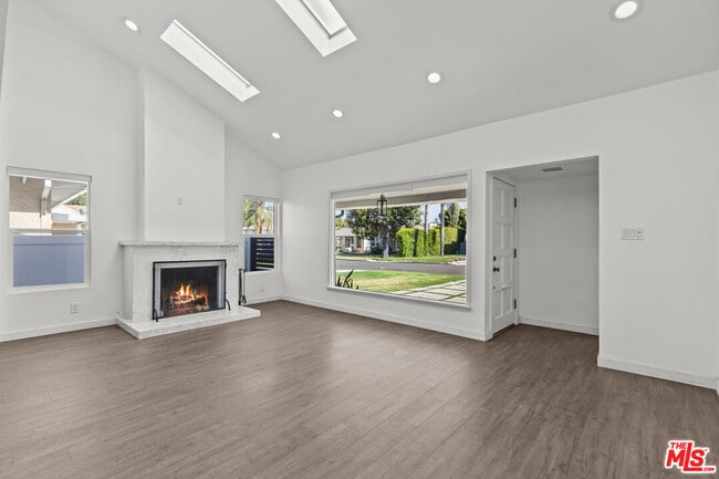 Building Photo - 15153 La Maida St