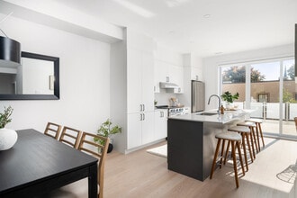 Building Photo - UNIVERT LaSalle