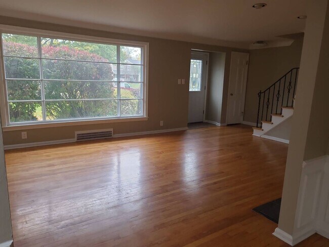 Building Photo - Beautiful Spacious Home in Lyndhurst
