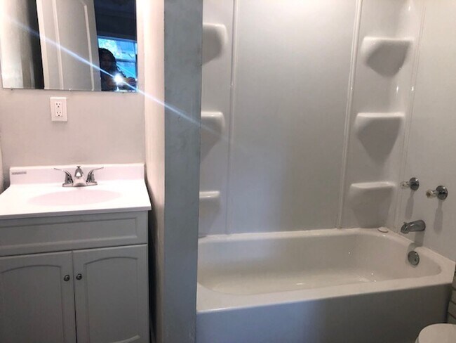 Foto del edificio - Huge Yard!  Cute and Clean 2 Bedroom Avail...