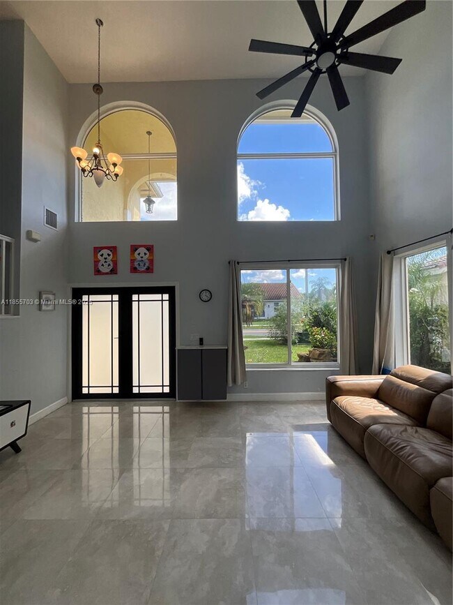 Foto del edificio - 18511 NW 14th St