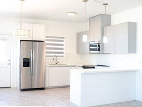 Building Photo - 7 West Dr