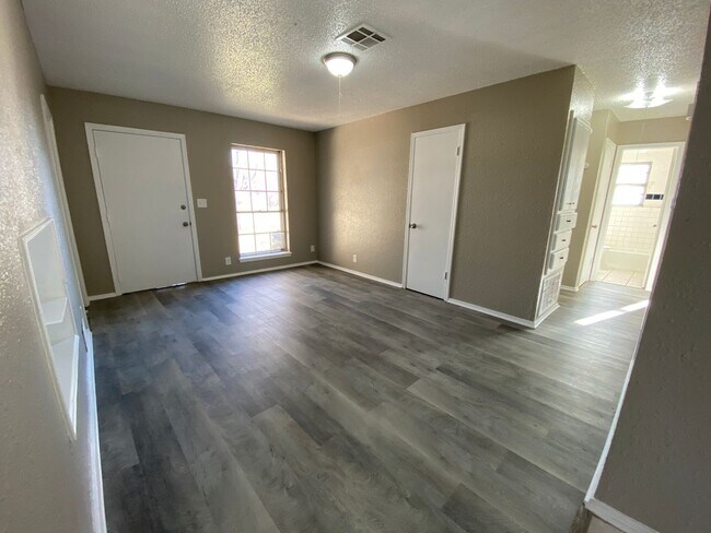 Foto del edificio - 4 Bedroom House Available now in Mustang!!...