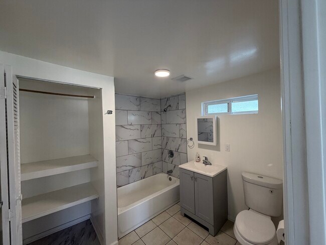 Foto del edificio - 1041 Geraghty Ave