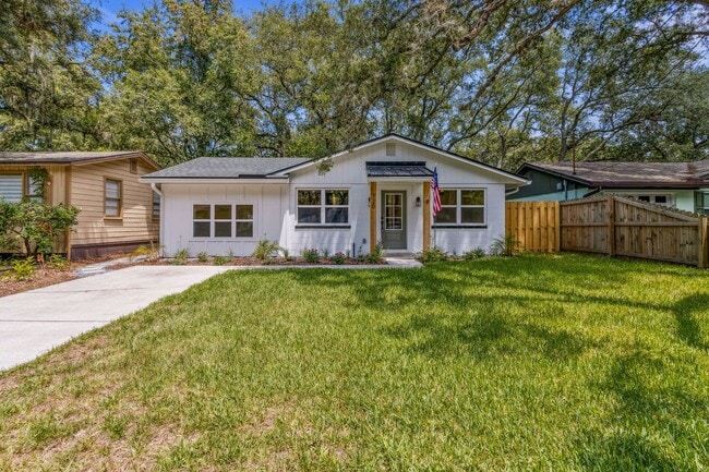 Building Photo - Amelia Island Cottage - Completely renovated