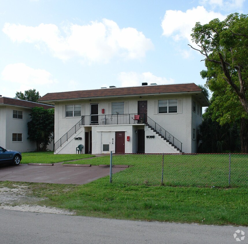 Building Photo - 832-836 SW 30th St