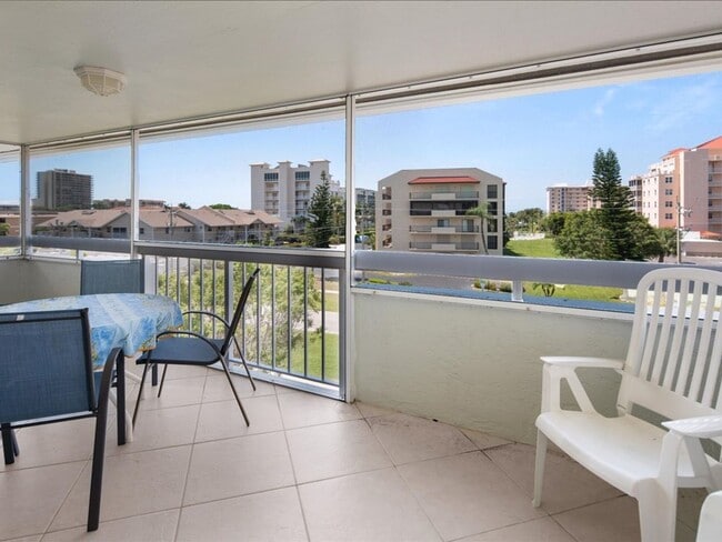 Building Photo - Sleek and Inviting 2 Bedroom unit with Stu...