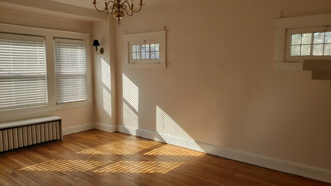 Dining room 16x12 - 518 Grove St