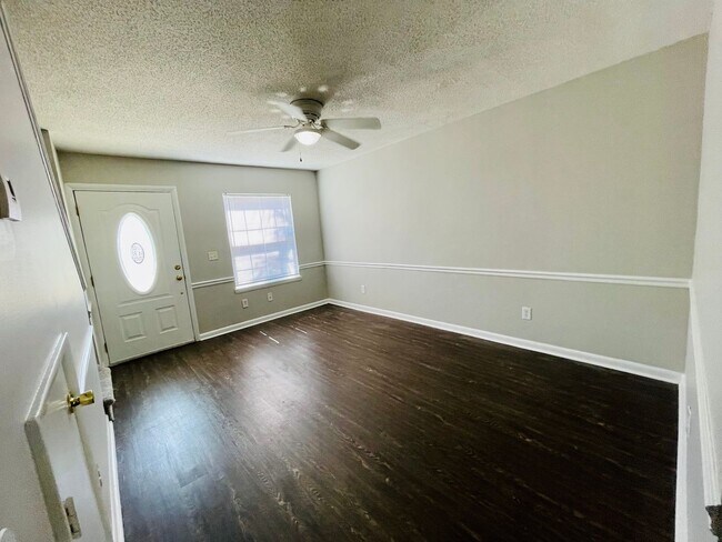 Foto del edificio - 2bd/1.5ba townhome super close to CCU/CMC/...