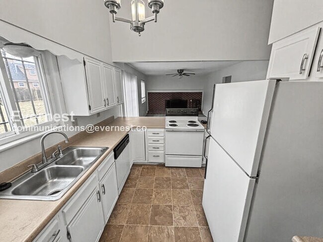 Foto del edificio - 5 Bed, 2.5 Bath Home with Fenced Yard & Garage / Available Soon!