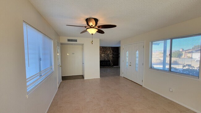 Building Photo - Nice 3 bedroom / 2 bathroom House with lots of natural lighting