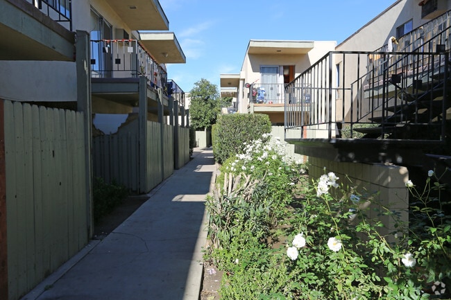 Building Photo - 14547 Saticoy St