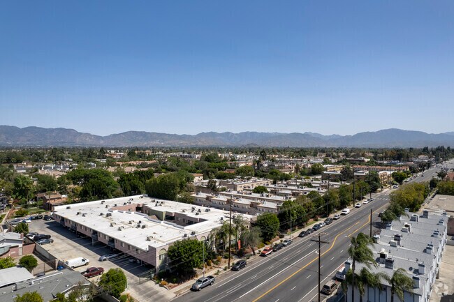 14801 Nordhoff St - Nordhoff Apartments