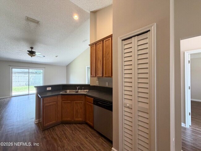Building Photo - 6902 Southern Oaks Dr W