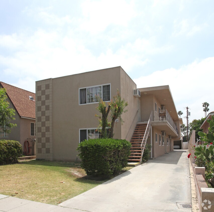 Primary Photo - Derian Apartments