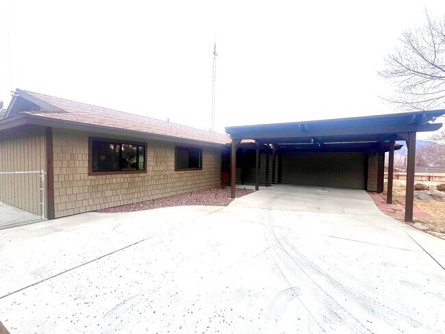 Building Photo - Great Three Bedroom Two Bath with Den, Garage and Spa!