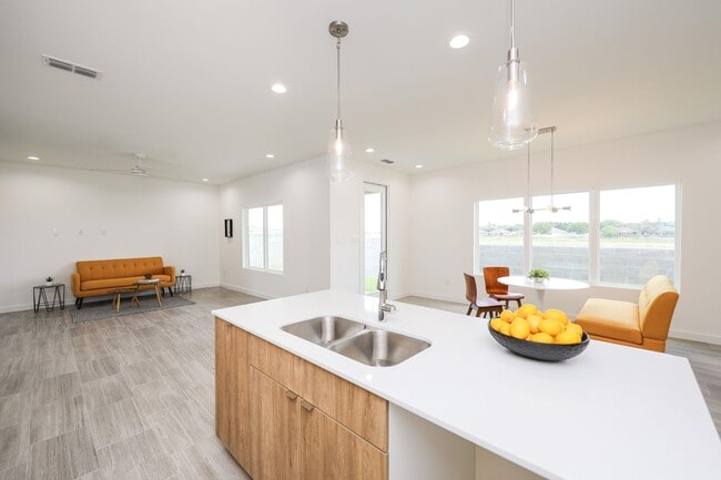 Building Photo - 301 Deer Path Lp