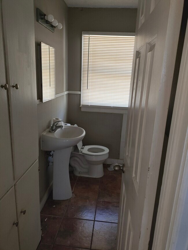 Building Photo - Large Economical Home with plenty of shopp...