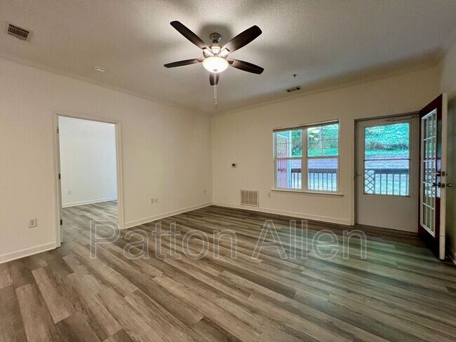 Foto del edificio - 2000 Olde Eastwood Village Blvd
