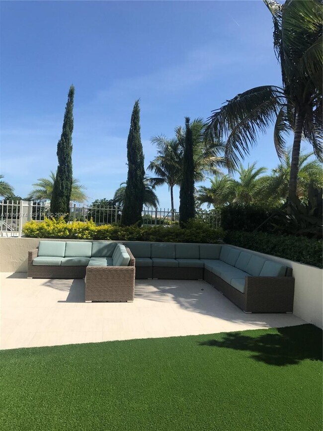 Foto del edificio - 3000 Coral Way