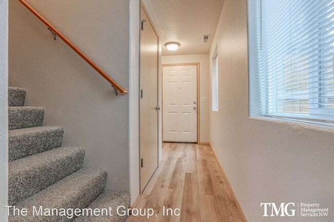 Building Photo - 3 br, 2.5 bath House - 8418 NE 37th Circle