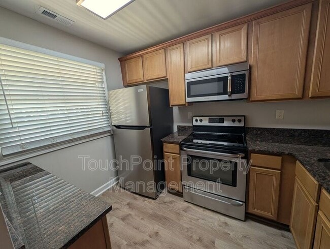 Building Photo - 1215 Green Oaks Ln