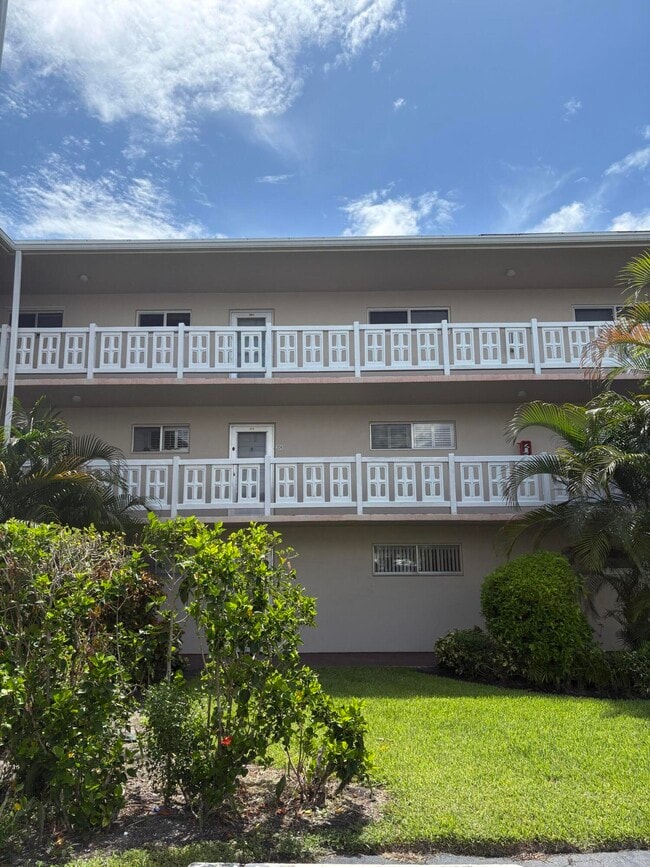Building Photo - 2770 Garden Dr S