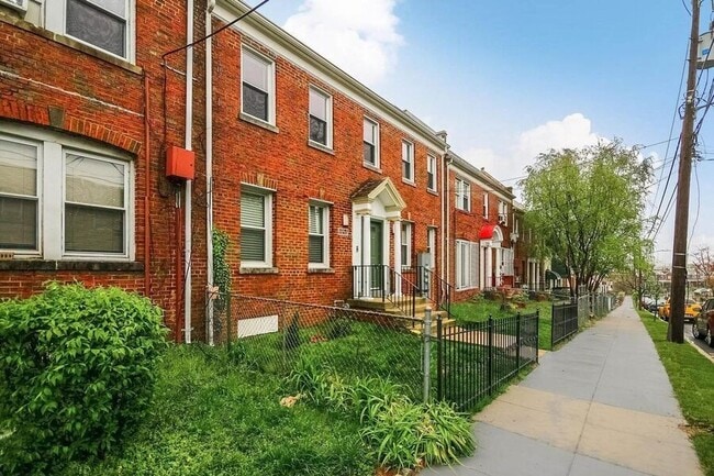Building Photo - 1353 Adams St NE