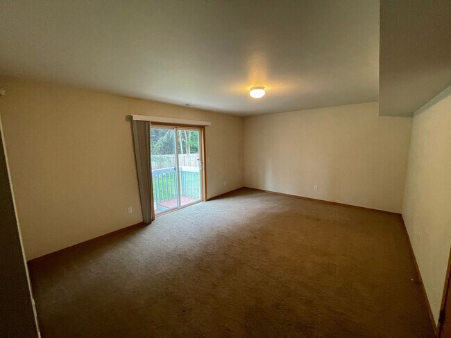 Foto del edificio - ***PENDING APPLICATION***Beautiful 5 Bedroom Home in Coupeville! Pet Friendly! $250 Move In Credit!