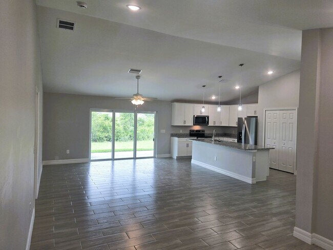Foto del edificio - MUST SEE-CUSTOM BUILT-LARGE NEWER CONSTRUT...