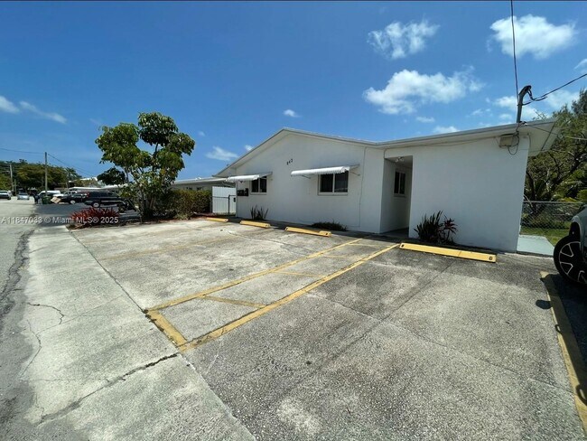 Foto del edificio - 842 SW 2nd St