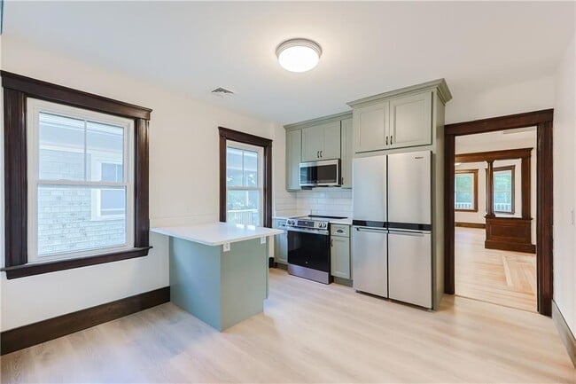 Building Photo - 65 Burton St