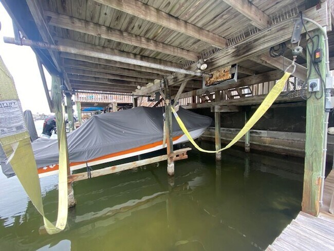 Foto del edificio - WATERFRONT TOWNHOME ON THE ISLAND!