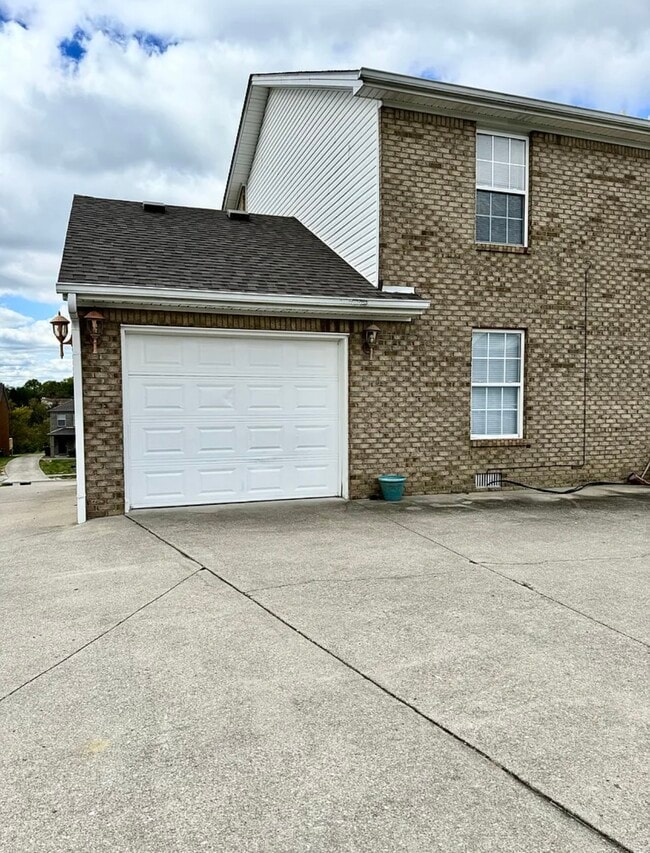 Building Photo - 634 Hampton Way