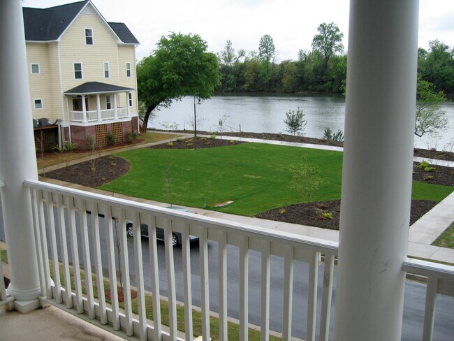 Building Photo - 223 Landing Dr