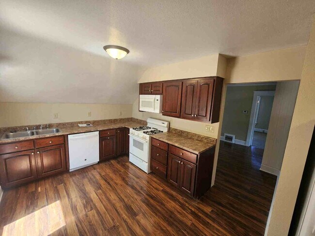 Building Photo - Large Bedrooms UPPER Oshkosh $1025