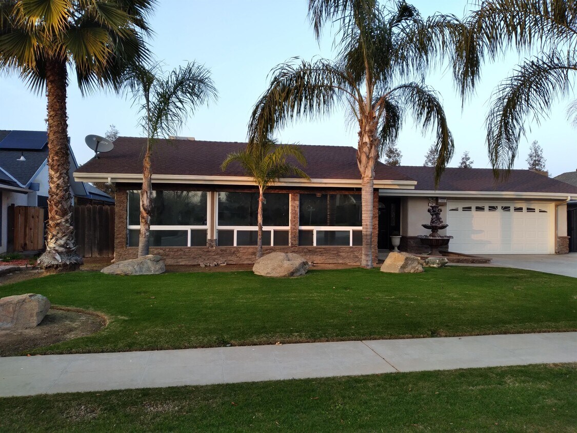 Foto principal - 734 W Magill Ave